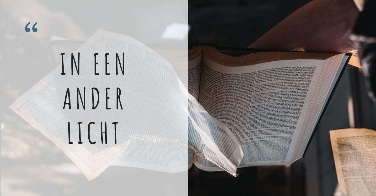 Een foto van een boek en losse bladzijden en de tekst "in een ander licht" - als afbeelding bij een tekst over verhalen en storytelling