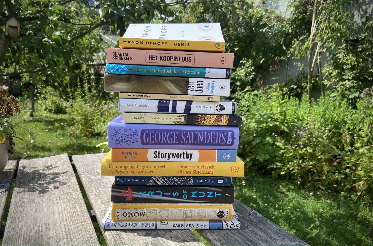 Stapel boeken op een tafel in de tuin