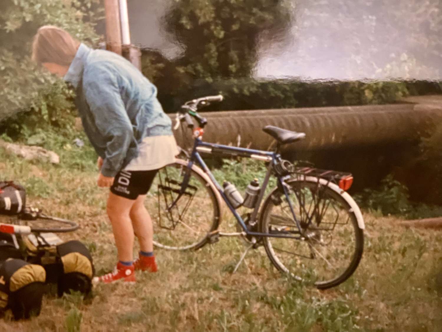 Een foto van mij als negentienjarige in de berm in Tjechië met mijn geweldige fiets